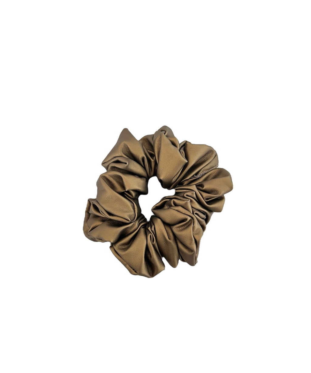 SCRUNCHIE G DE CUERO METÁLICA DORADA